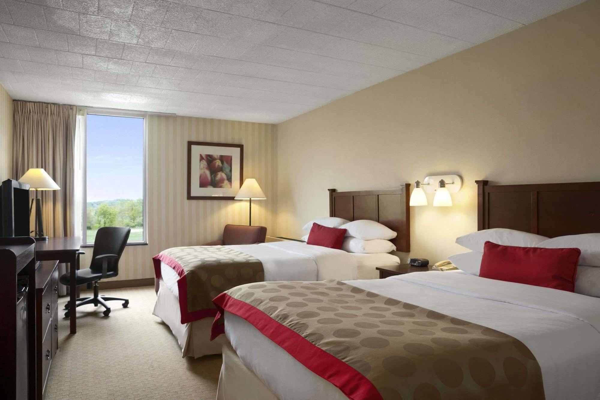 Ramada By Wyndham Greensburg Hotel & Conference Center Buitenkant foto